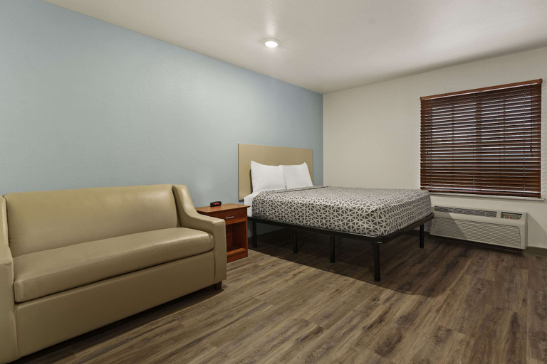 Bedroom 3, WoodSpring Suites Macon North I-75, Bibb