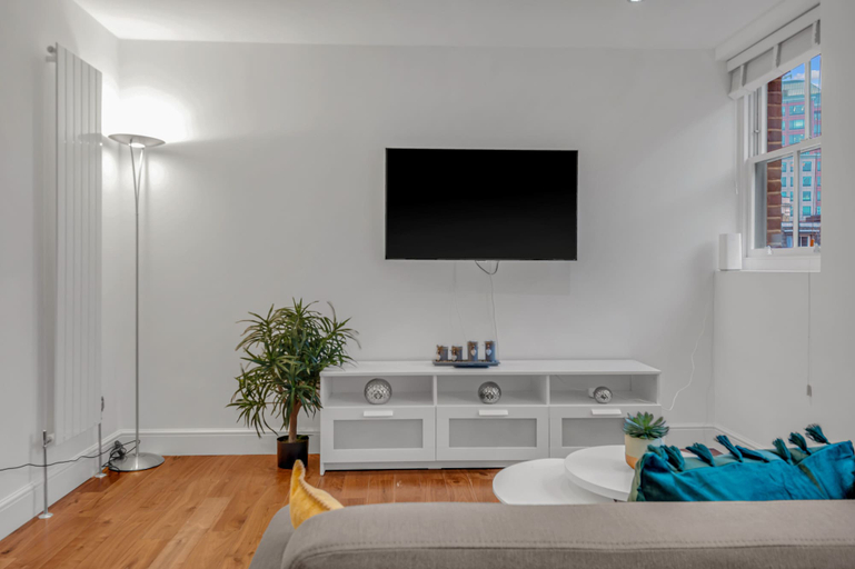 Others 3, 2 Bedroom Service Apt in Artillery Lane, London