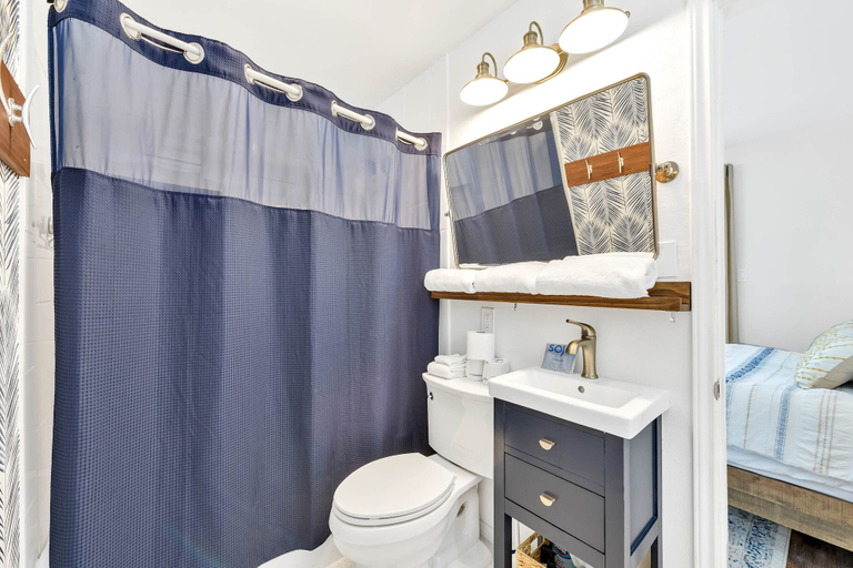Bathroom 4, Surf Station, Nueces
