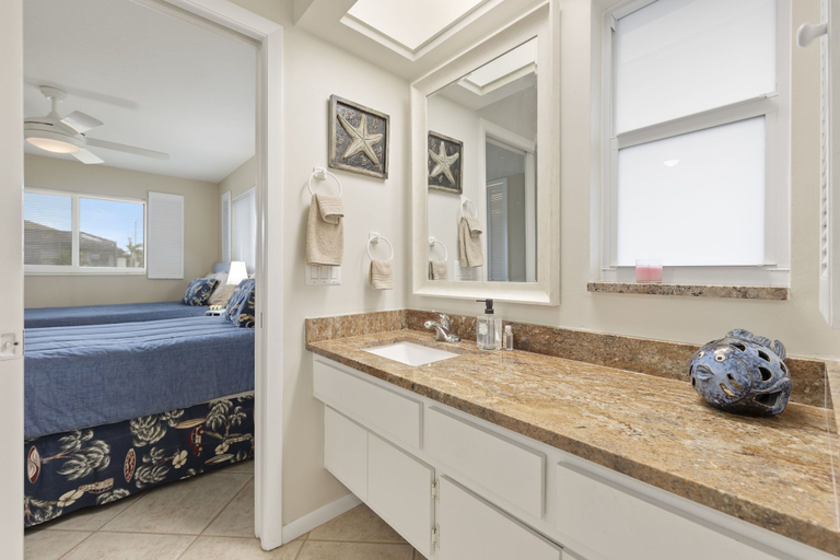 Bathroom 4, Flip Flops Forever, Lee