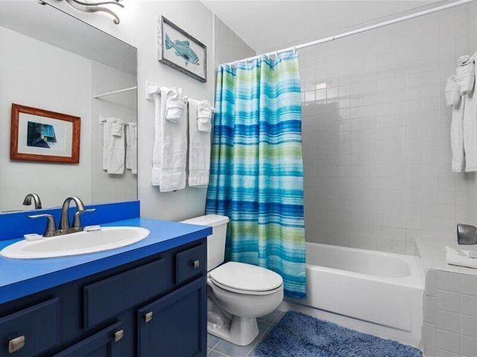 Bathroom 4, Blue Bayou, Lee