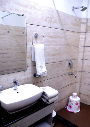 Bathroom 3, Goroomgo Hollywood Heights Amritsar, Amritsar