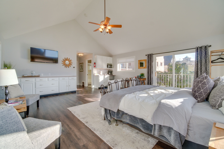 Bedroom 3, Charming Getaway, Walk to Windsor Lake and Downtown!, Weld