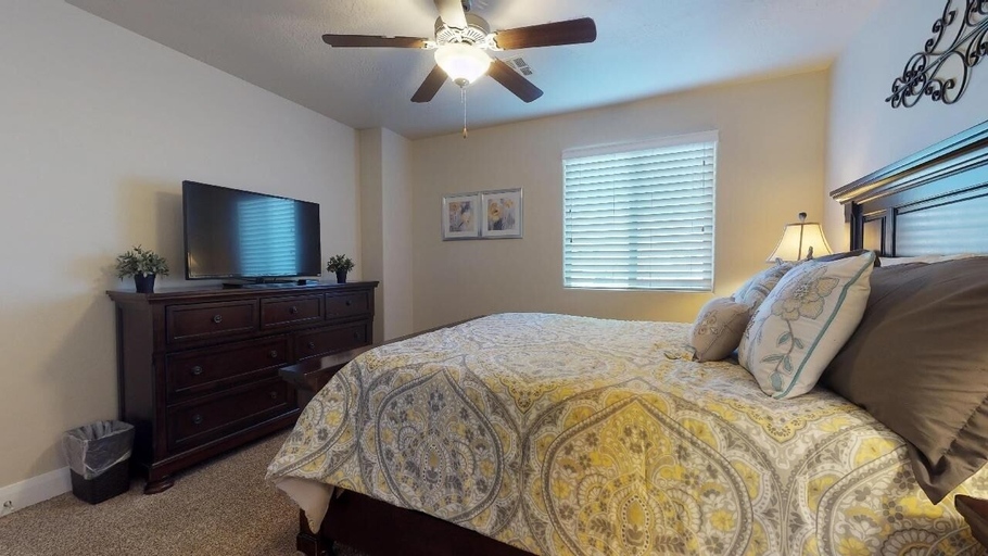Room 3, Southern Delight 3 Bedroom Apts by RedAwning, Washington
