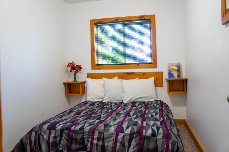 Bedroom 3, 4 bedroom Blue Mountain Cottage with Private Beach Access, BBQ, Petfriendly, Grey