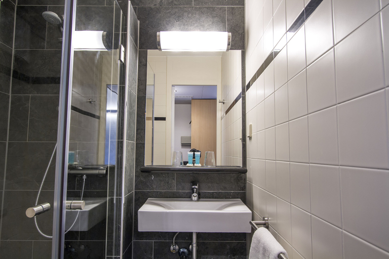Bathroom 5, Bastion Hotel Utrecht, Utrecht