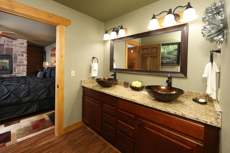 Bathroom 4, Head Over Hills, Sevier