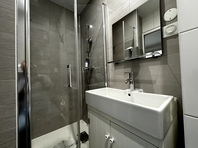 Bathroom 4, Amiral, Paris
