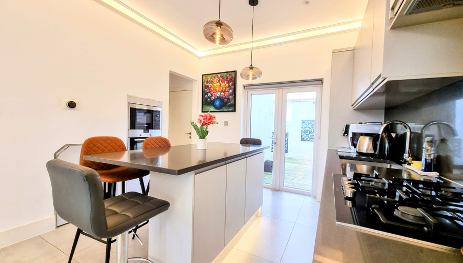 Others 4, Surbiton Luxury Garden House 19, London