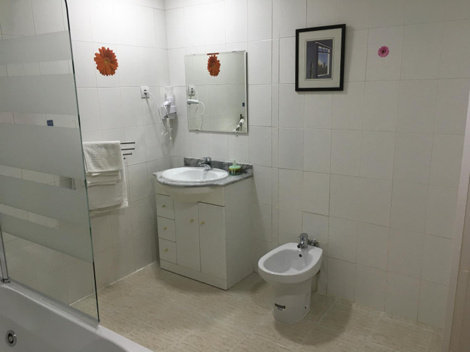 Bathroom 3, Hostal Tres Cantos, Madrid