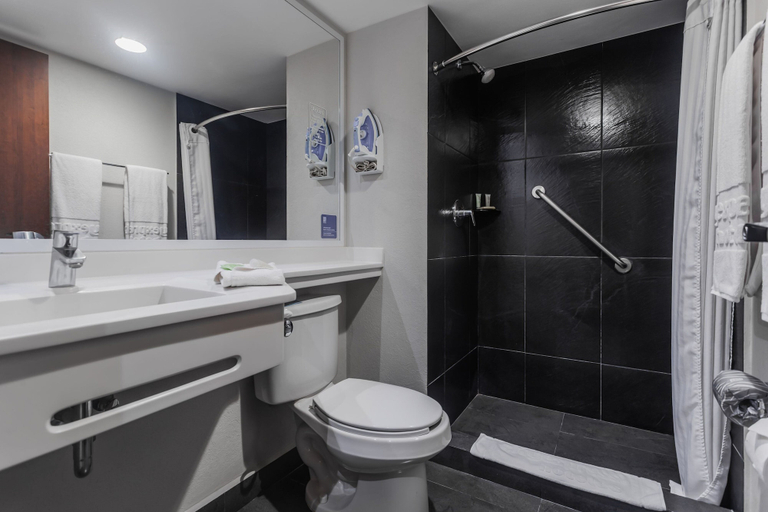 Bathroom 5, City Express by Marriott Celaya Galerias, Celaya