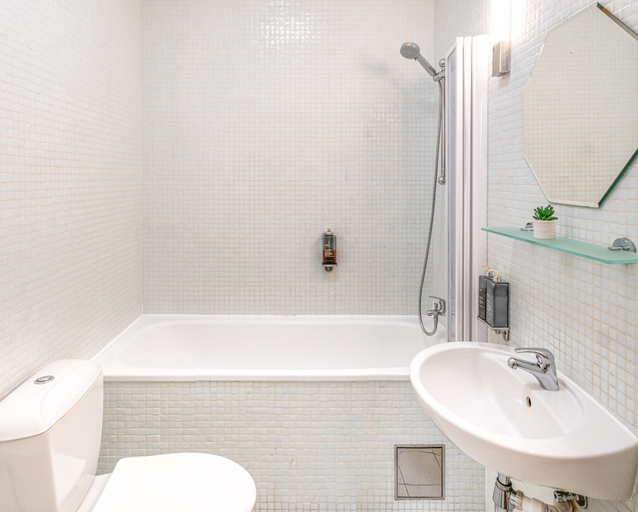 Bathroom 4, 6 Continents Apartments by Adrez Living, Praha 1