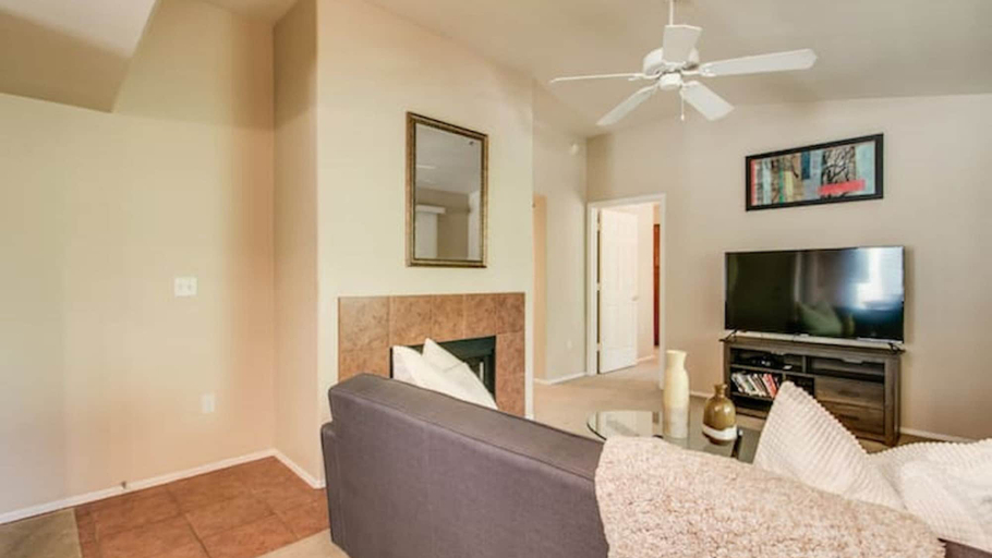 Living area 2, Luxury Paradise Valley Condo, Complete Remodel!, Maricopa