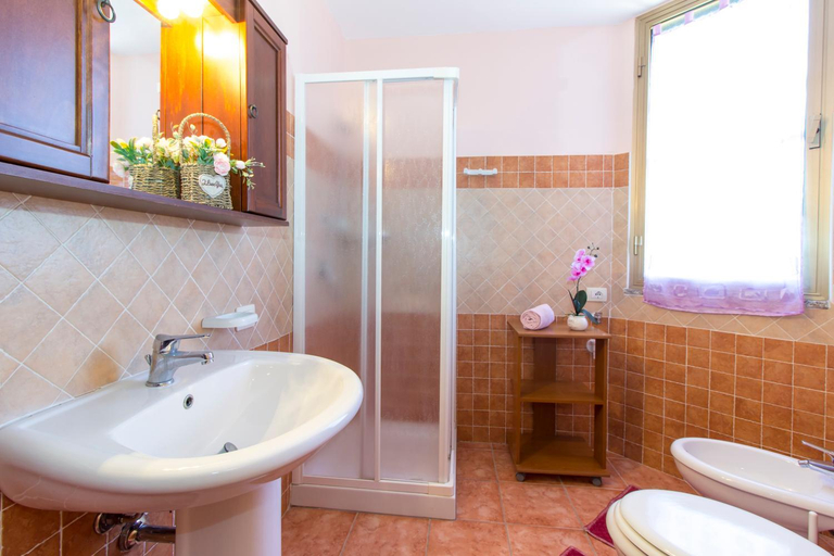 Bathroom 2, Appartamenti in Villa con ampio giardino esterno, Nuoro