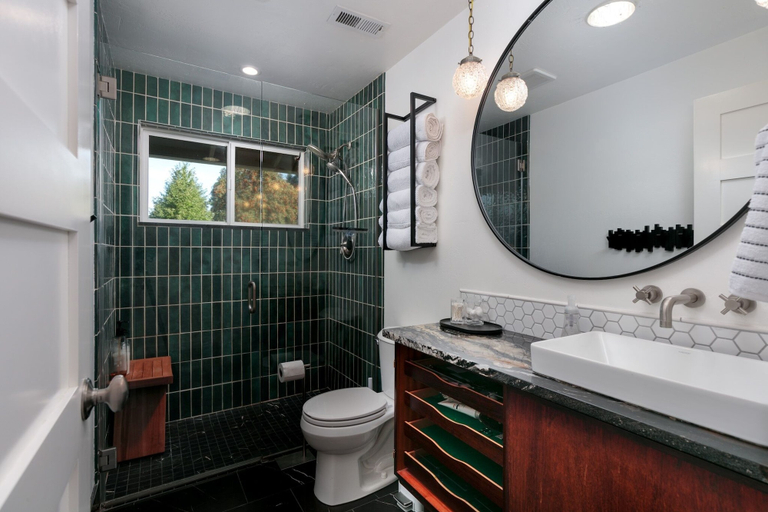 Bathroom 3, Belle 30 Day Minimum 2 Bedroom Home by RedAwning, Hood River