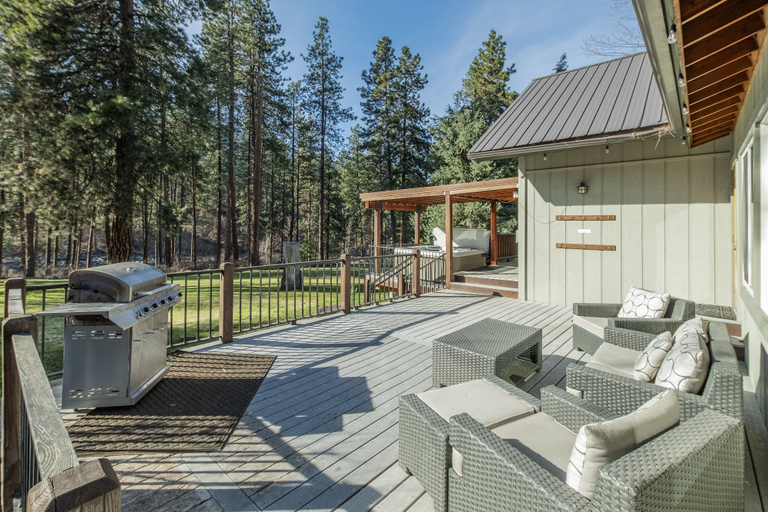 Property grounds 4, Riverside Cabin 5 Bedroom Home by RedAwning, Chelan