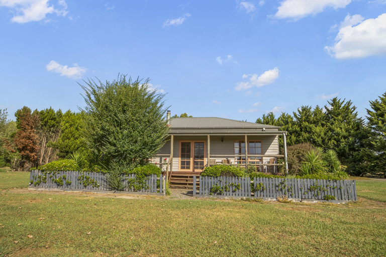 Exterior & Views 2, StayAU Sunset Cottage 2BR Farm Retreat, Yarra Ranges - North