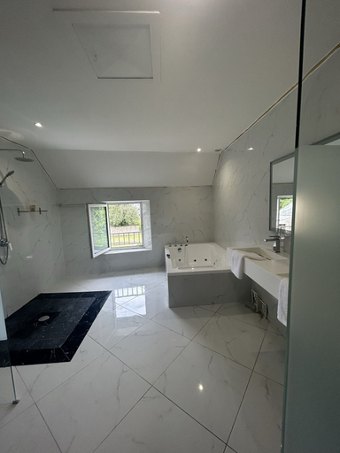 Bathroom 3, Domaine Malar, Essonne