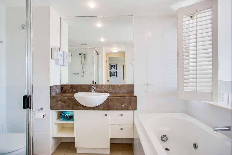 Bathroom 5, Mantra Broadbeach on the Park, Gold Coast