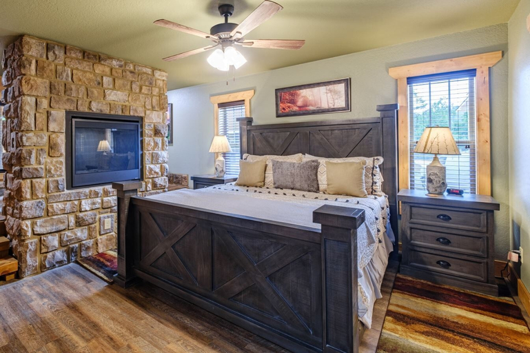 Bedroom 2, Heaps O'fun, Sevier