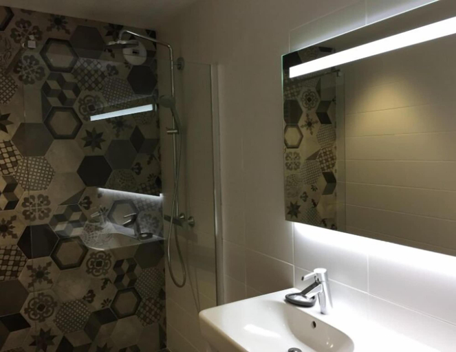 Bathroom 5, Le Clos Du Miroir, Pas-de-Calais