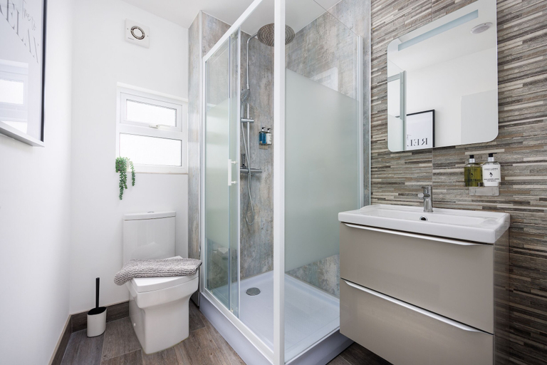 Bathroom, Luxurious 4 Bed House - Sleeps 8, Plymouth