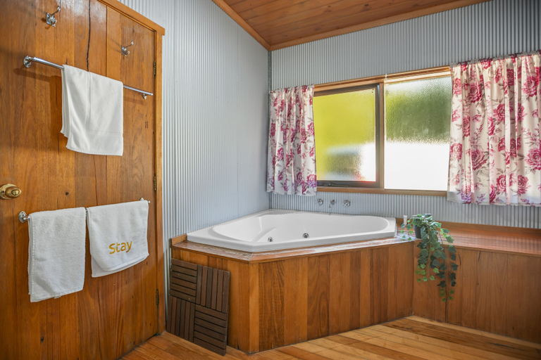 Bathroom 3, StayAU Sunset Cottage 2BR Farm Retreat, Yarra Ranges - North