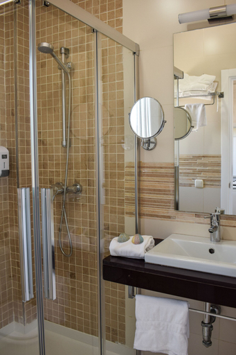 Bathroom 4, Aparthotel Novo Sancti Petri, Cádiz