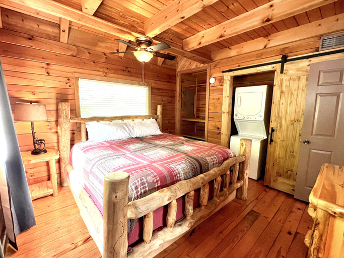 Bedroom 2, J Willy's Refuge, Blount