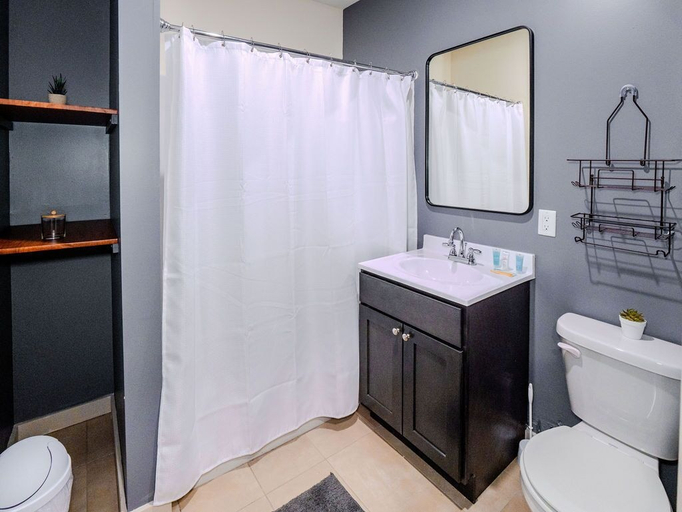 Bathroom 3, Columbus Hotel, Orange