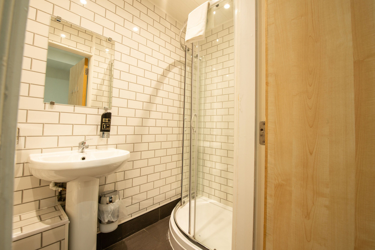 Bathroom 5, a&o Edinburgh City - Hostel, Edinburgh