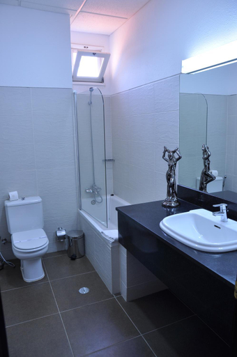 Bathroom 5, Hotel Continental, Ingombota