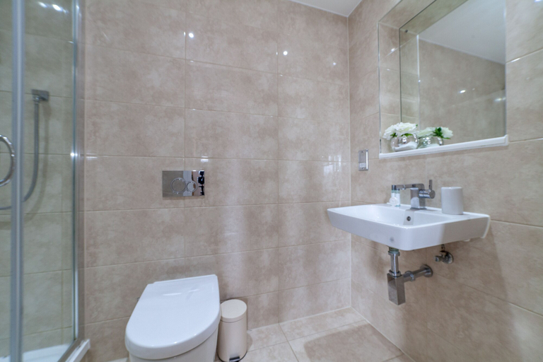 Bathroom 3, 3 Bed Flat by Limehouse Basin, London