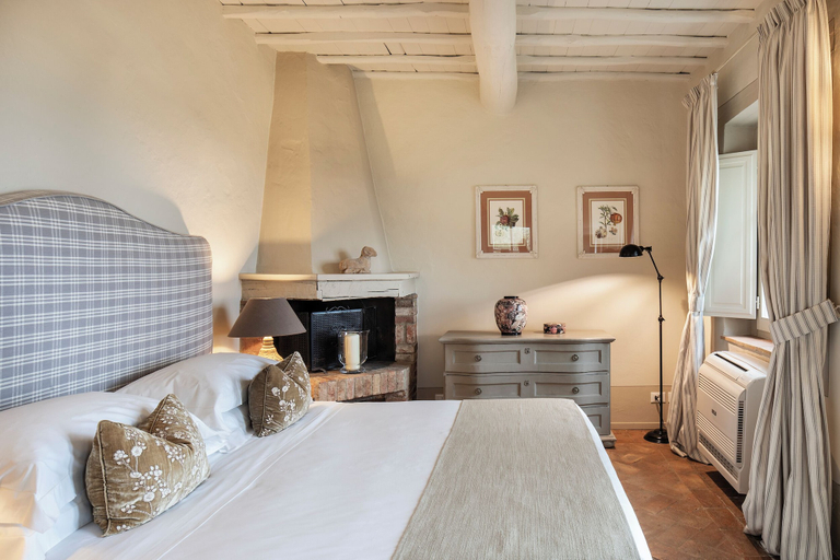 Bedroom 3, Lupaia, Siena
