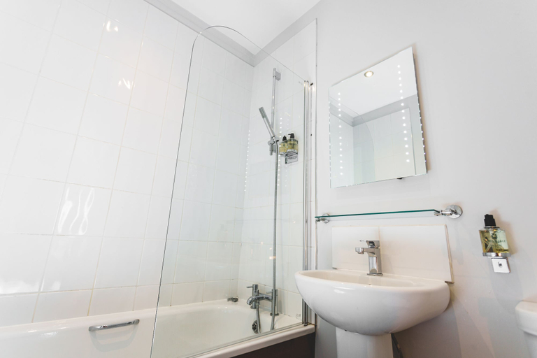 Bathroom 3, The Dog and Doublet Inn, Staffordshire