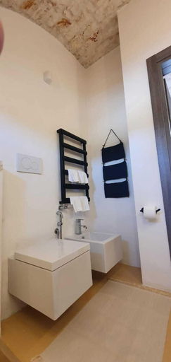 Bathroom 5, Augusta Trulli Resort, Bari