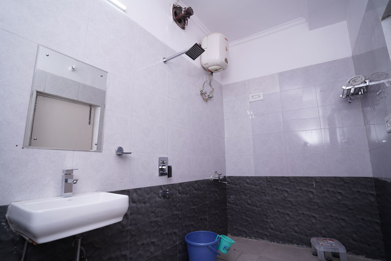 Bathroom 4, Hotel Lecston inn, Delhi
