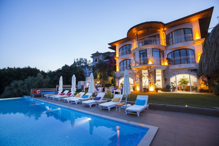 Exterior & Views