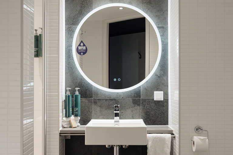Bathroom 4, DoubleTree by Hilton Amsterdam Centraal Station, Amsterdam