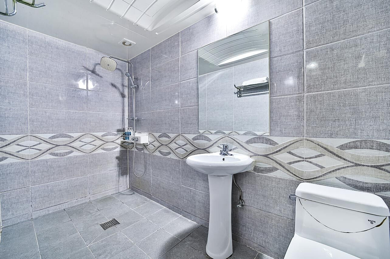 Bathroom 3, Khan Motel, Suncheon