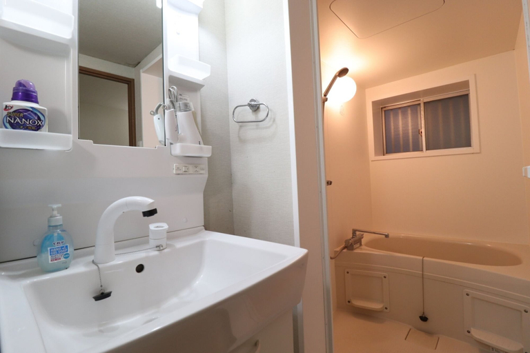 Bathroom 3, Tsuruhashi East III, Osaka
