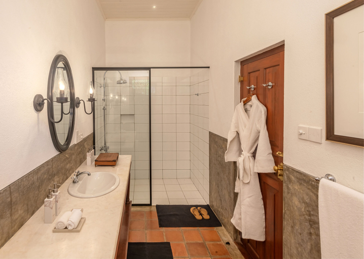 Bathroom 5, Uga Riva Negombo, Katana