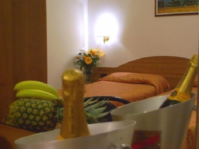 Hotel Mondial, Milano