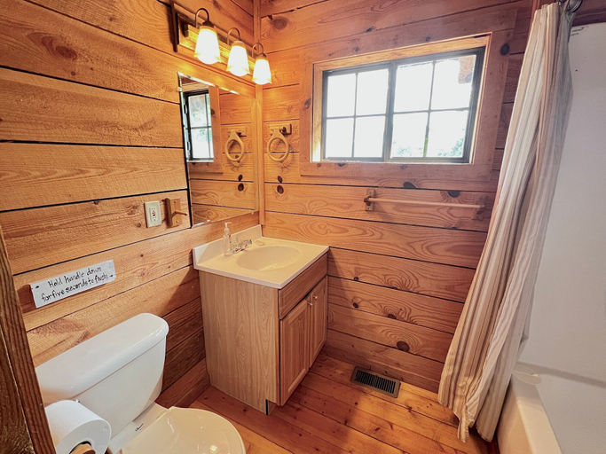 Bathroom 3, J Willy's Refuge, Blount