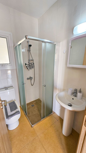 Bathroom, Beach Love Apartment, Larnaca