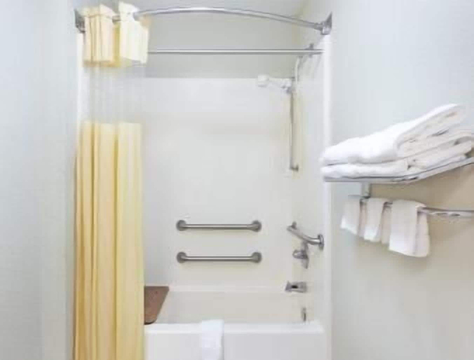 Bathroom 4, Days Inn by Wyndham Lexington, Henderson