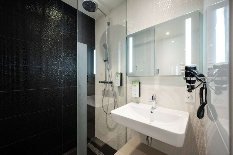 Bathroom 5, Kyriad Prestige Saint-Malo, Ille-et-Vilaine