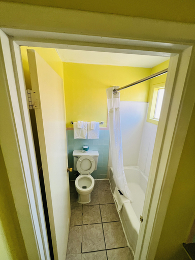 Bathroom 3, Crown Inn, Colfax