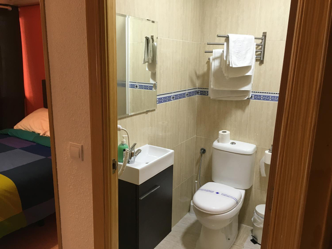 Bathroom 5, Hostal Tres Cantos, Madrid