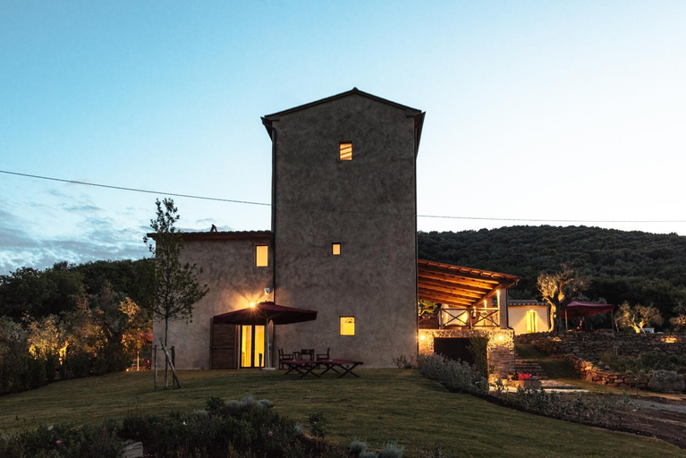 Exterior & Views